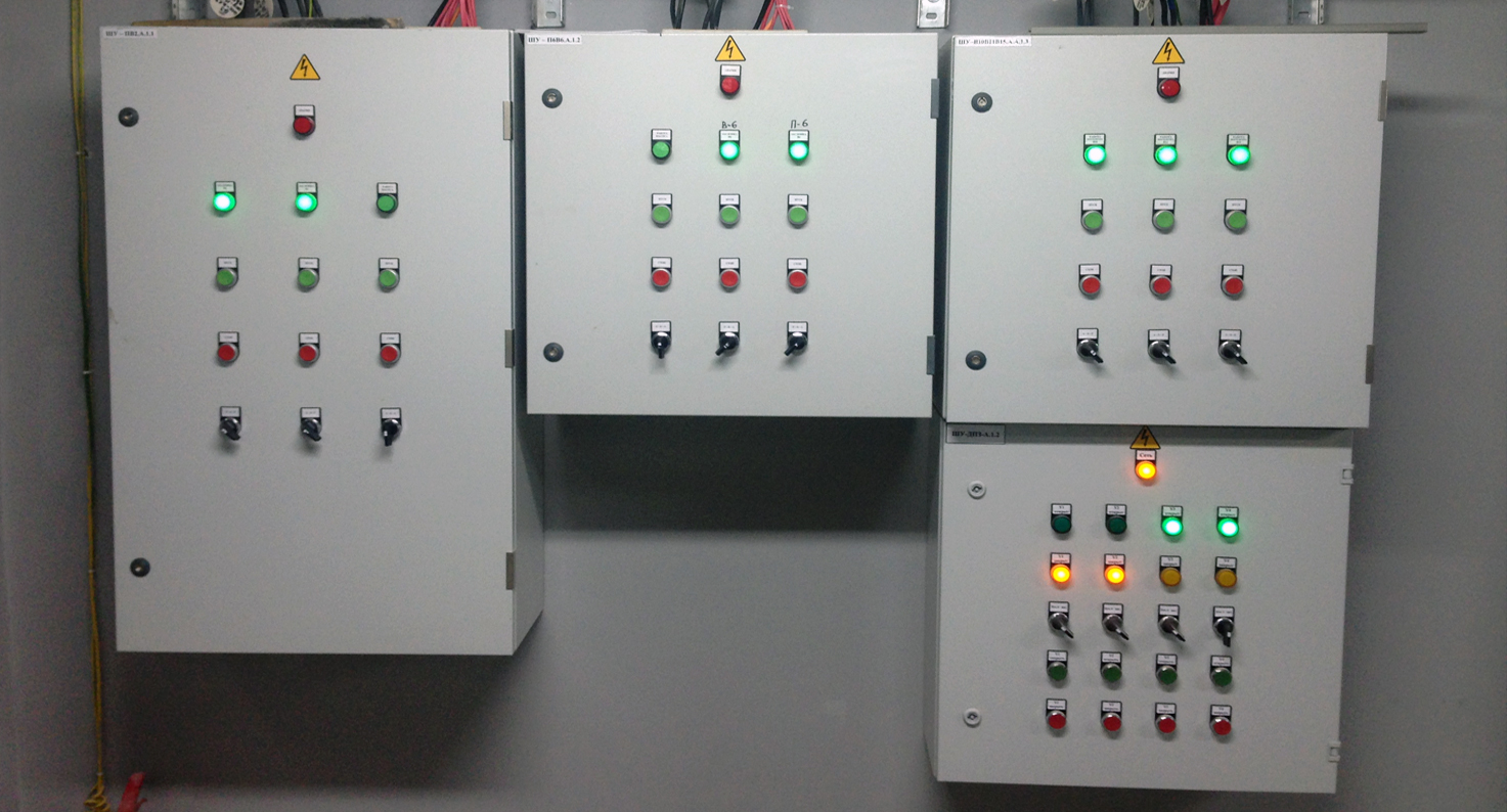 На фото изображены смонтированные шкафы управления для четырех приточных и вытяжных систем.
