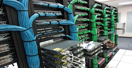 Выполняем монтажные работы по установке серверных шкафов и по прокладке кабельных трасс.